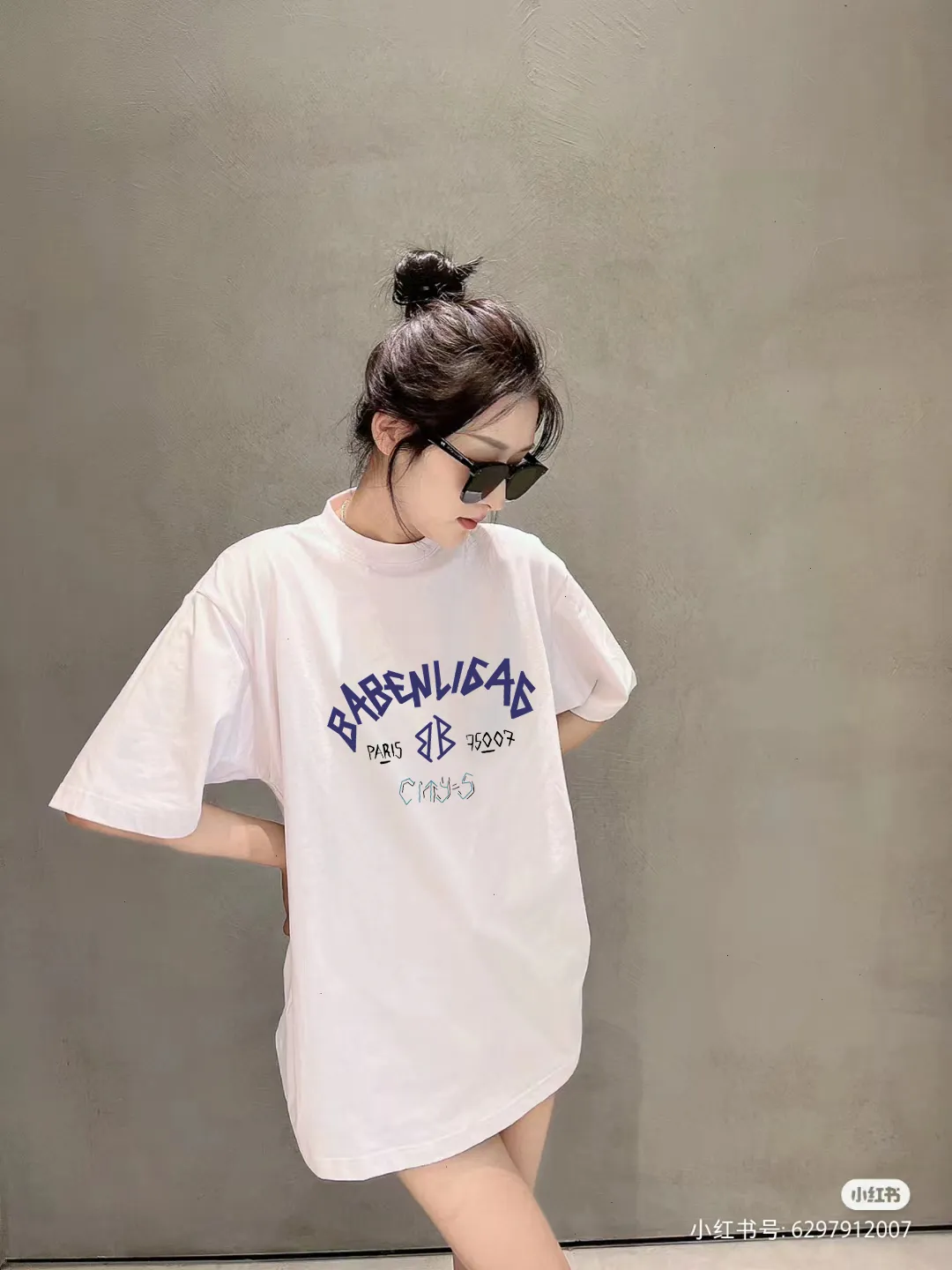 P80✨🔥 BALENCIAGA Paris lettering printed short-sleeved T-shirt. Custom-woven and dyed 300 grams of combed cotton heavyweight fabric. Zero color difference in threads. Perfect details. Different from the current currency version. Welcome to compare. Same Style for men and women. Must-sell in the picture above. Color: White Black Size: 1 2 3 4